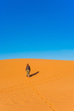 Erg African çöl, Sahra Çölü Merzouga, Fas yakınındaki kız yürüyüş