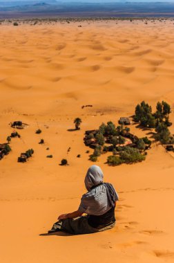 Oasis ve dunes ortasında kampı
