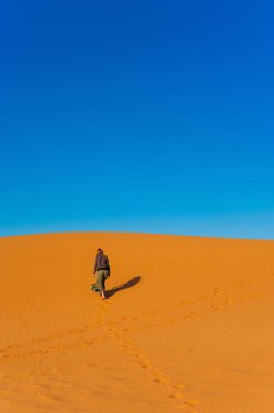 Erg African çöl, Sahra Çölü Merzouga, Fas yakınındaki kız yürüyüş