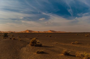 Merzouga tepeleri ve siyah çöl, Güney Fas görünümü