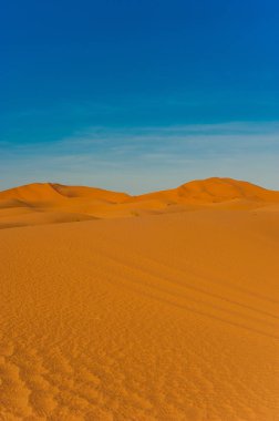 Erg African Merzouga tarık yakınındaki Dunes