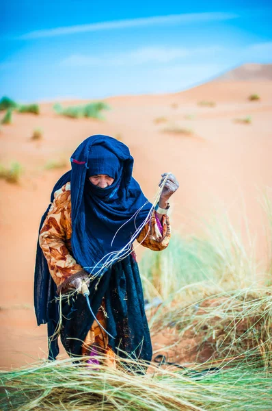 Eski Berber Kadın Yalnız Bir Kumul Merzouga Fas — Stok fotoğraf