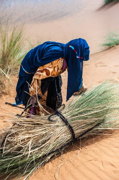 Eski Berber Kadın Yalnız Bir Kumul Merzouga Fas — Stok fotoğraf