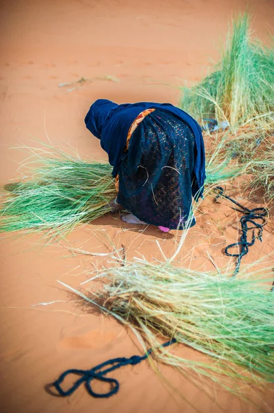 Старая Берберская Женщина Работает Одна Песчаной Дюне Мерзуге Марокко — стоковое фото