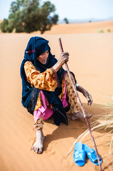 Kumul Merzouga, Fas üzerinde oturan eski Berber kadın portresi