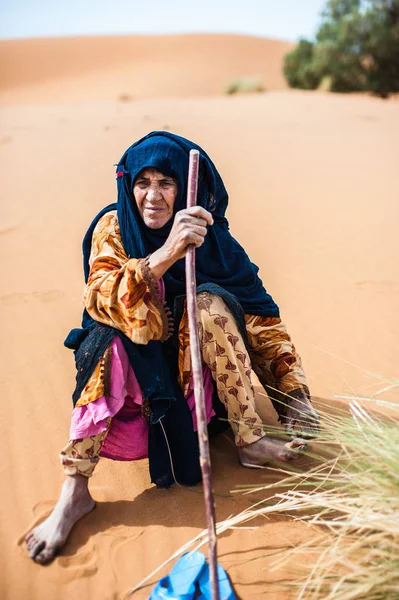 Retrato Velha Mulher Berbere Sentada Uma Duna Areia Merzouga Marrocos — Fotografia de Stock