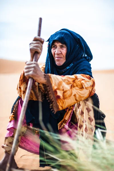 Kumul Merzouga Fas Üzerinde Oturan Eski Berber Kadın Portresi — Stok fotoğraf