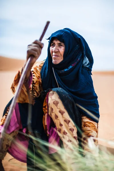 Kumul Merzouga Fas Üzerinde Oturan Eski Berber Kadın Portresi — Stok fotoğraf