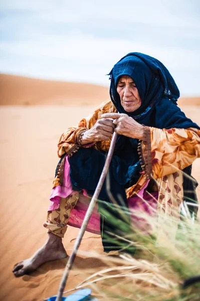 Retrato Velha Mulher Berbere Sentada Uma Duna Areia Merzouga Marrocos — Fotografia de Stock