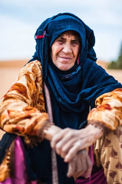 Kumul Merzouga Fas Üzerinde Oturan Eski Berber Kadın Portresi — Stok fotoğraf