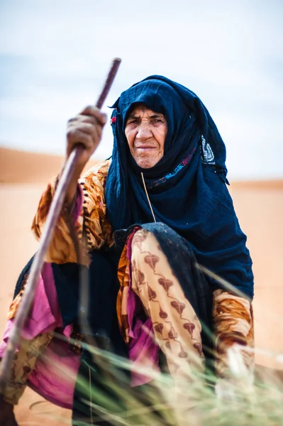 Kumul Merzouga Fas Üzerinde Oturan Eski Berber Kadın Portresi — Stok fotoğraf