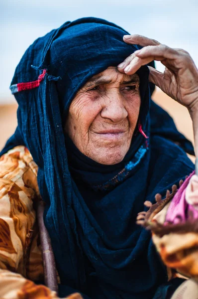 Kumul Merzouga Fas Üzerinde Oturan Eski Berber Kadın Portresi — Stok fotoğraf