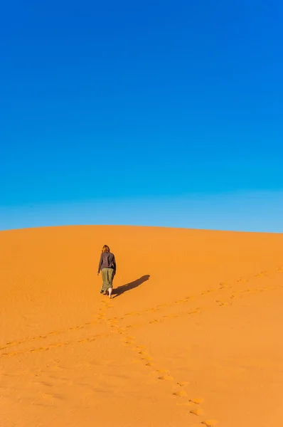 Caminhada Meninas Deserto Erg Chebbi Deserto Saara Perto Merzouga Marrocos — Fotografia de Stock