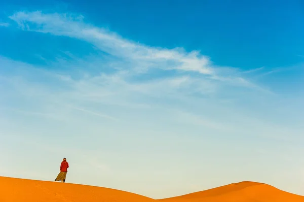 Caminata Chicas Desierto Erg Chebbi Desierto Del Sahara Cerca Merzouga —  Fotos de Stock
