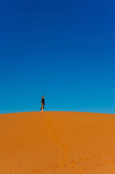 Girl Walk Erg Chebbi Desert Sahara Desert Merzouga Morocco — Stock Photo, Image