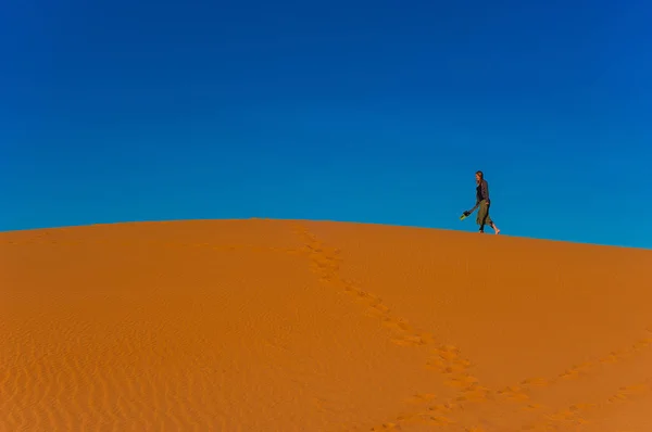 在沙丘沙漠 撒哈拉沙漠附近 摩洛哥的女孩散步 — 图库照片