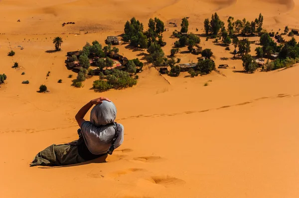 Oasis Dunes Ortasında Kampı — Stok fotoğraf