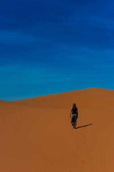 Girl Walk Erg Chebbi Desert Sahara Desert Merzouga Morocco — Stock Photo, Image