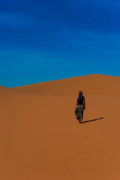 Girl Walk Erg Chebbi Desert Sahara Desert Merzouga Morocco — Stock Photo, Image