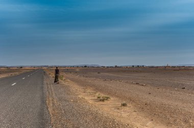 Kız Merzouga, Fas yalnız yürümeyeceksin