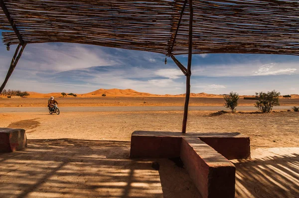 Erg African Merzouga Tarık Yakınındaki Dunes Görünümünü — Stok fotoğraf
