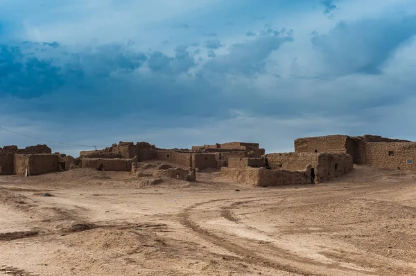 Zničený Dům Malé Vesnici Saharské Pouště Poblíž Merzouga Maroku — Stock fotografie