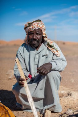 Bu bölge, Merzouga, Fas için geleneksel giysiler içinde Fas adam portresi