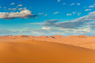 Dune erg African üzerinde oturan kız ve merzouga Fas çöl yatay gözlemler