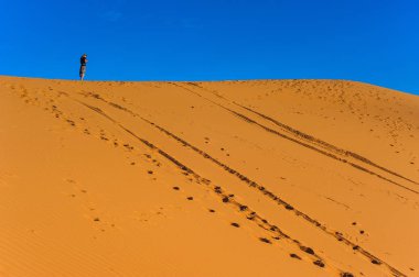 Kız dune erg African üzerinde duruyor ve merzouga Fas çöl yatay gözlemler