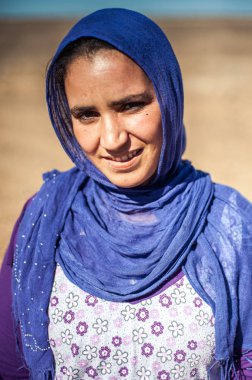 Genç kadının yanına Merzouga, Fas portresi
