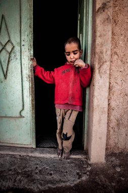 Merzouga, Fas onun evinin önünde küçük bir çocuk portresi