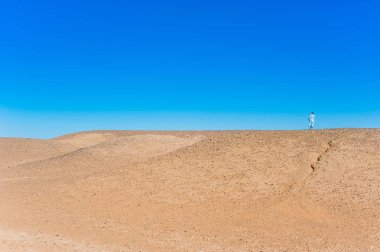 Adam yürüyüş Merzouga, Fas yakınındaki küçük köyde