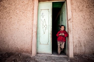 Merzouga, Fas onun evinin önünde küçük bir çocuk portresi