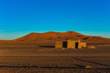 Erg African Merzouga tarık yakınındaki Dunes