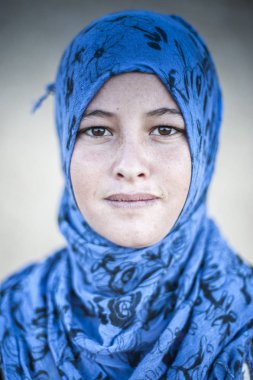 Genç kadının yanına Merzouga, Fas portresi