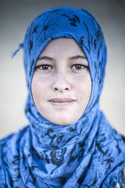 Genç kadının yanına Merzouga, Fas portresi