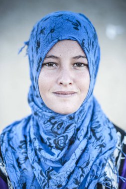 Genç kadının yanına Merzouga, Fas portresi