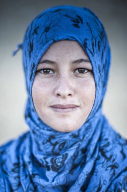 Genç kadının yanına Merzouga, Fas portresi