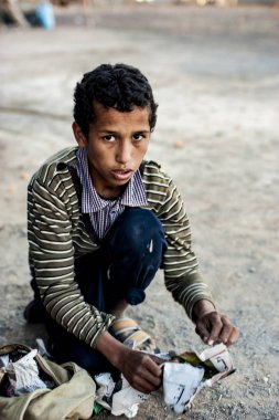 Merzouga, Fas yakınındaki el yapımı takılar satan çocuk çocuk