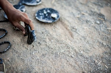 Merzouga, Fas yakınındaki el yapımı takılar satan çocuk çocuk