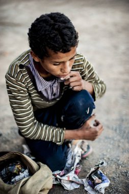 Merzouga, Fas yakınındaki el yapımı takılar satan çocuk çocuk