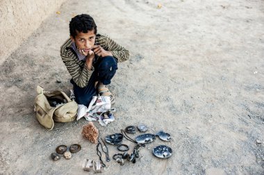 Merzouga, Fas yakınındaki el yapımı takılar satan çocuk çocuk
