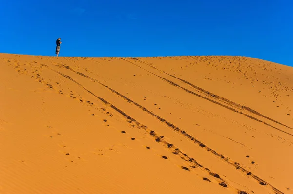 Lány Áll Dune Erg Chebbi Megállapítja Sivatagi Táj Merzouga Marokkó — Stock Fotó