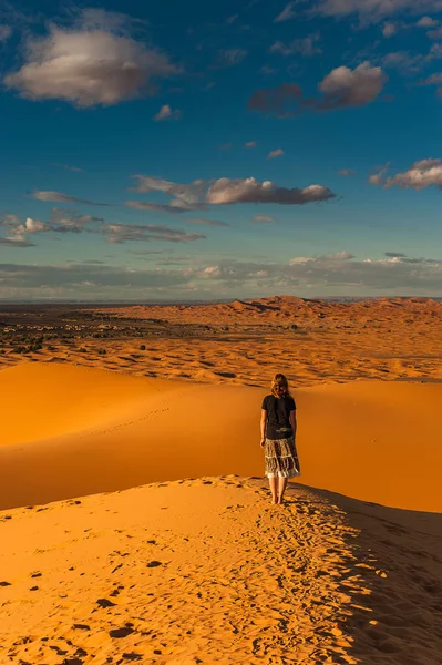 Kız dune erg African üzerinde duruyor ve merzouga Fas çöl yatay gözlemler