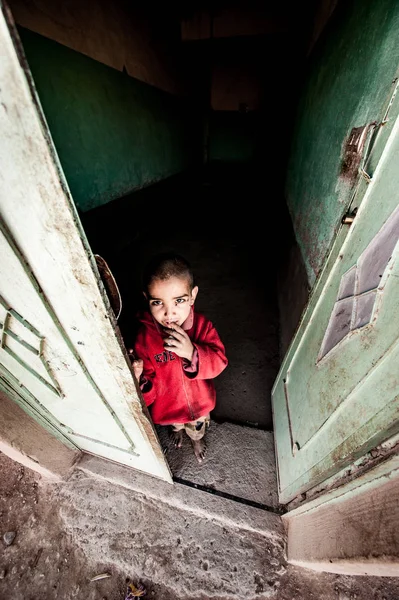 Retrato Niño Pequeño Frente Casa Merzouga Marruecos —  Fotos de Stock