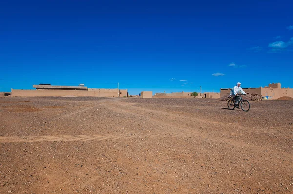 Homem Bicicleta Merzouga Marrocos — Fotografia de Stock