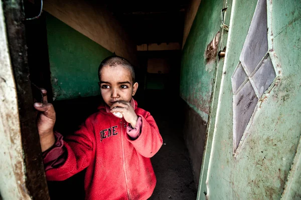 Портрет Маленького Мальчика Перед Домом Мерзуге Марокко — стоковое фото