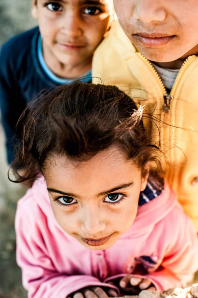 Porträt Von Kindern Die Die Kamera Schauen — Stockfoto