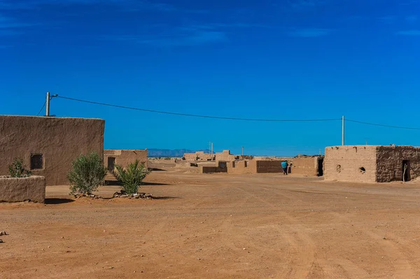 Жінка Назад Від Роботи Маленькому Селі Поблизу Merzouga Марокко — стокове фото