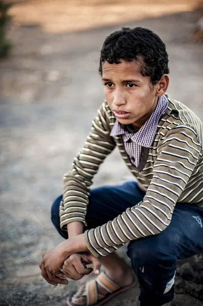 Портрет Мальчика Возле Мерзуги Марокко — стоковое фото